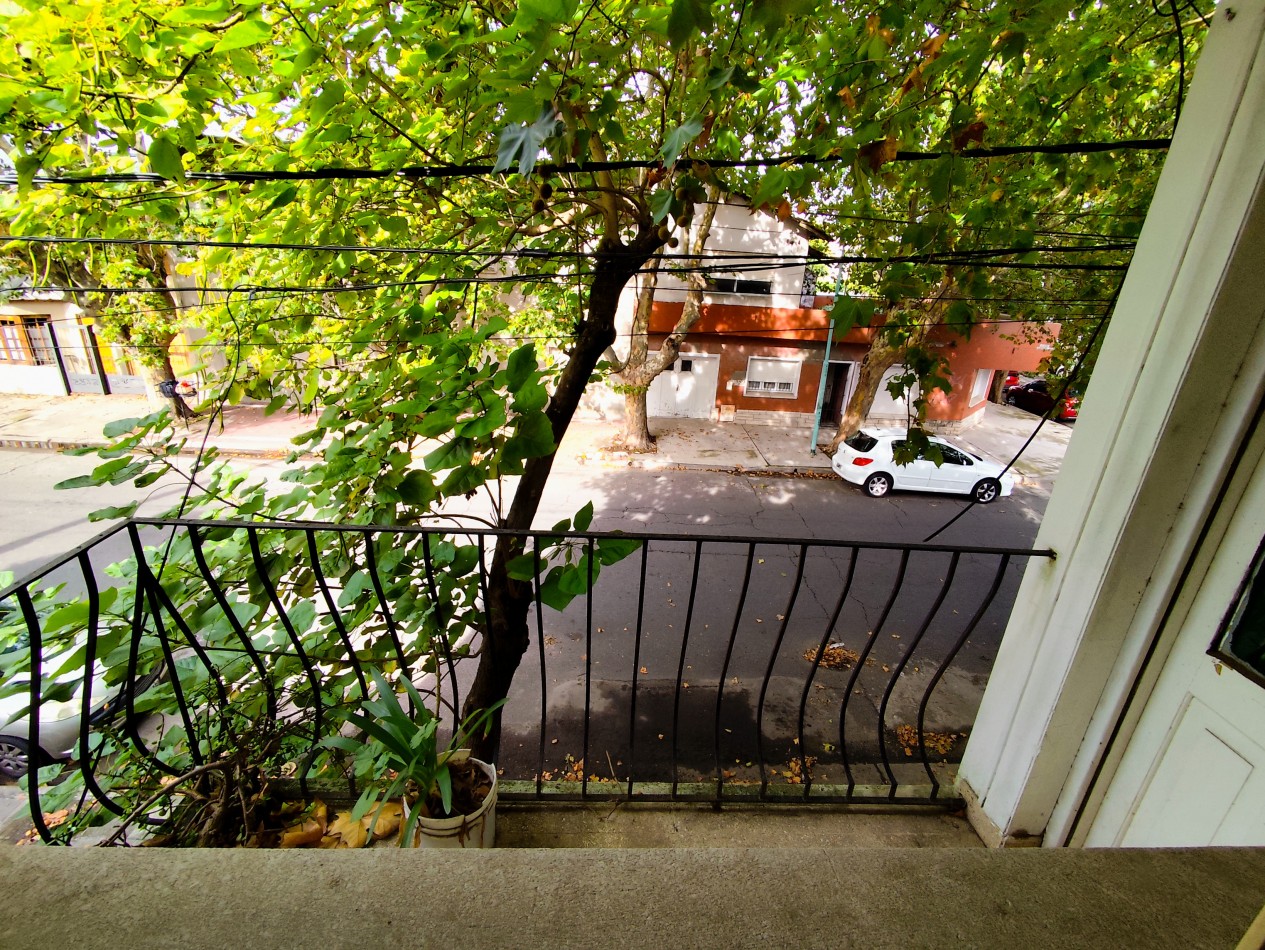 PH de 3 amb. con balcon a la calle terraza con parrilla.1er piso por escalera.