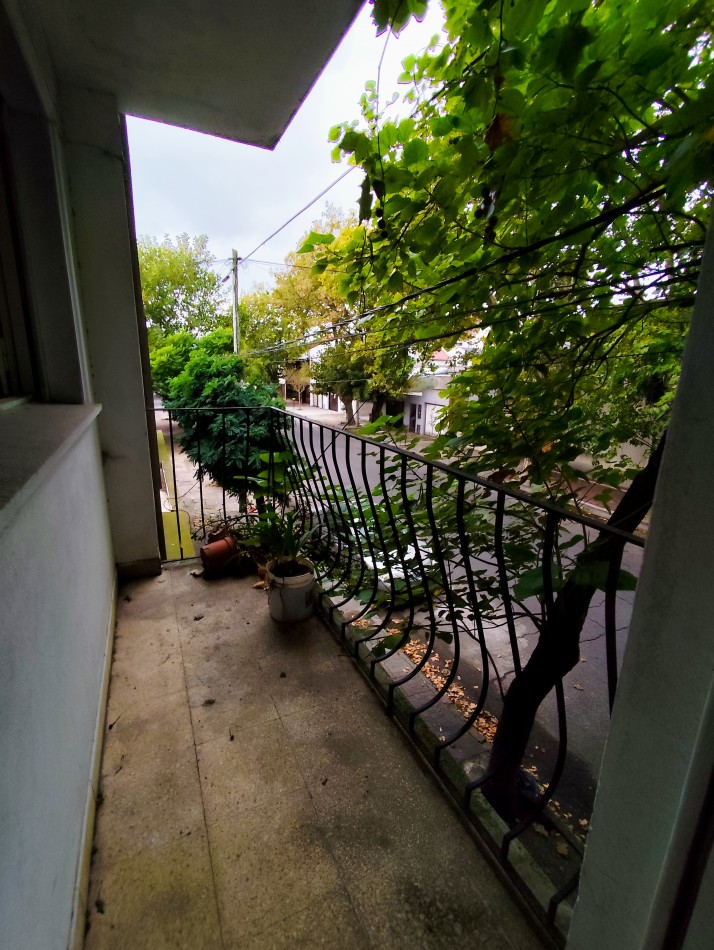 PH de 3 amb. con balcon a la calle terraza con parrilla.1er piso por escalera.