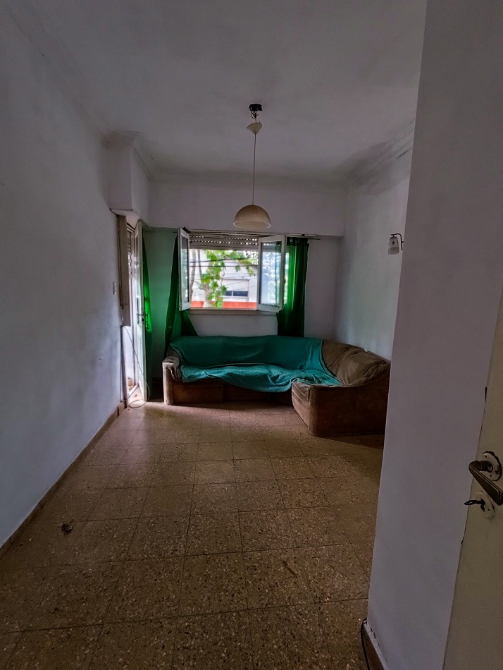 PH de 3 amb. con balcon a la calle terraza con parrilla.1er piso por escalera.