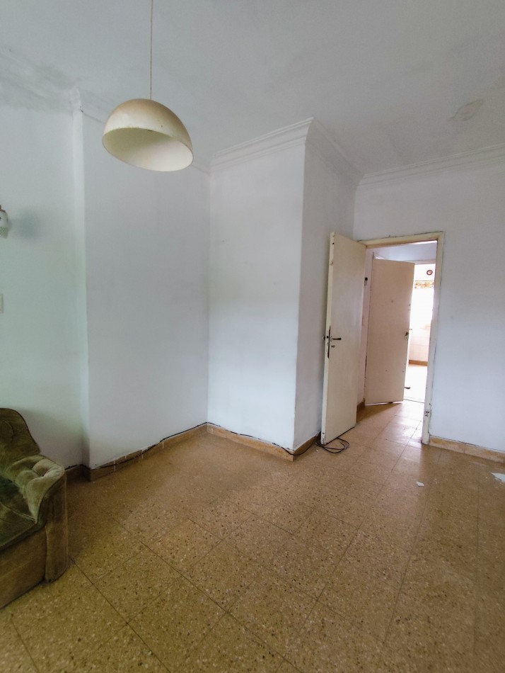 PH de 3 amb. con balcon a la calle terraza con parrilla.1er piso por escalera.