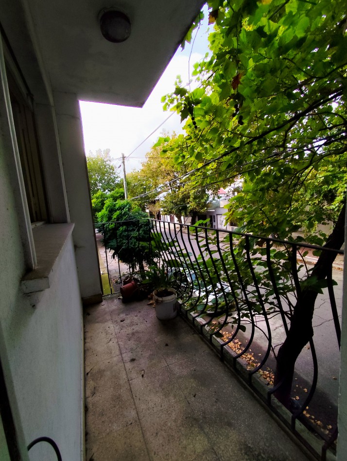 PH de 3 amb. con balcon a la calle terraza con parrilla.1er piso por escalera.