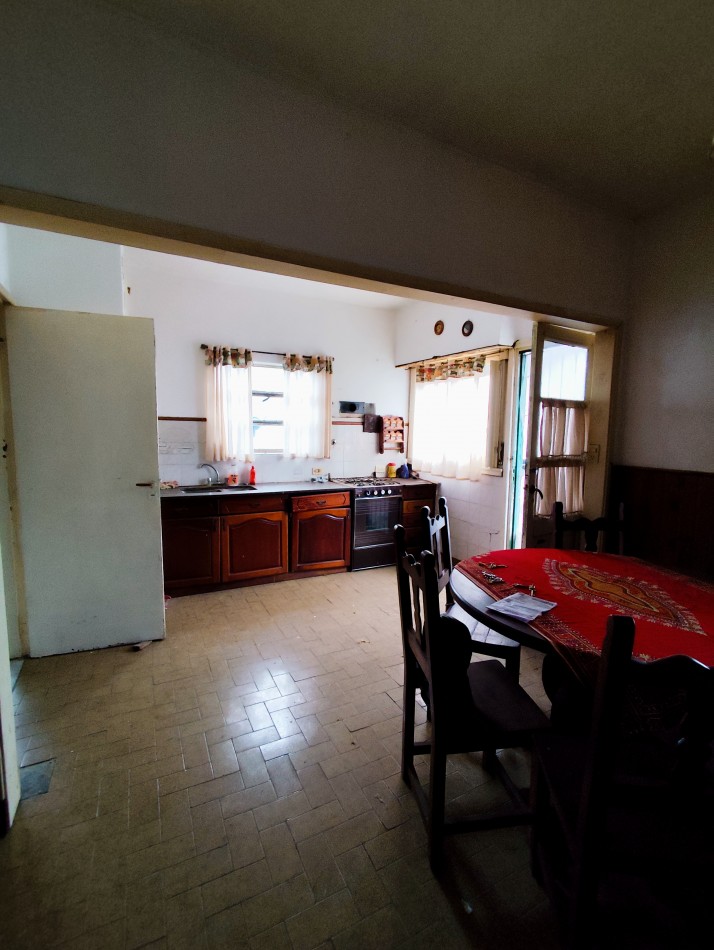 PH de 3 amb. con balcon a la calle terraza con parrilla.1er piso por escalera.