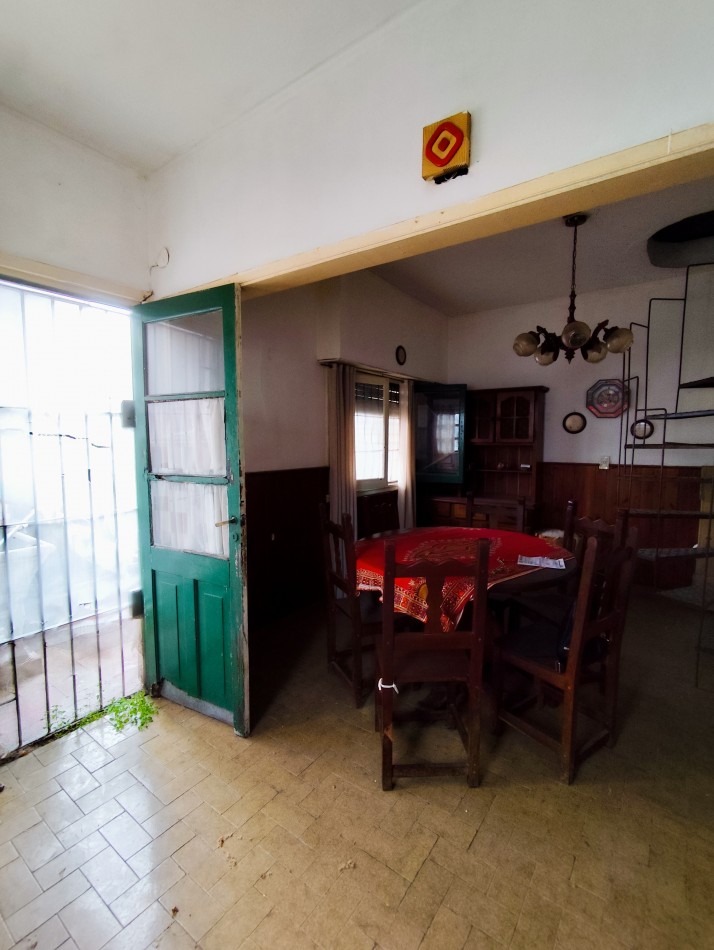 PH de 3 amb. con balcon a la calle terraza con parrilla.1er piso por escalera.