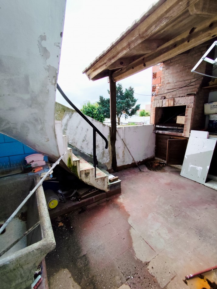 PH de 3 amb. con balcon a la calle terraza con parrilla.1er piso por escalera.