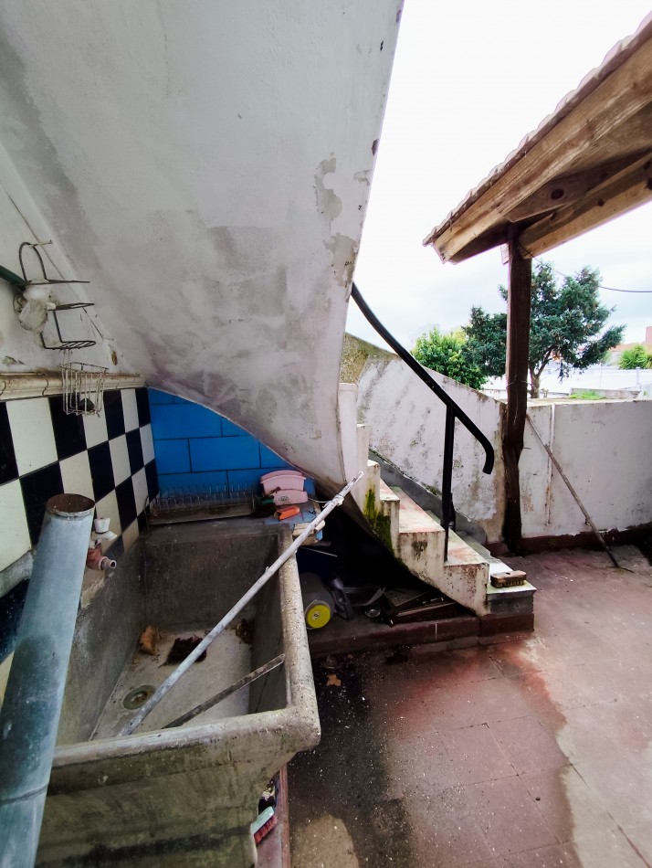 PH de 3 amb. con balcon a la calle terraza con parrilla.1er piso por escalera.