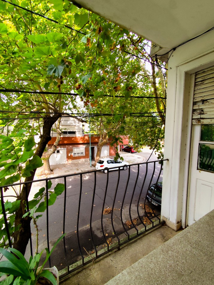 PH de 3 amb. con balcon a la calle terraza con parrilla.1er piso por escalera.