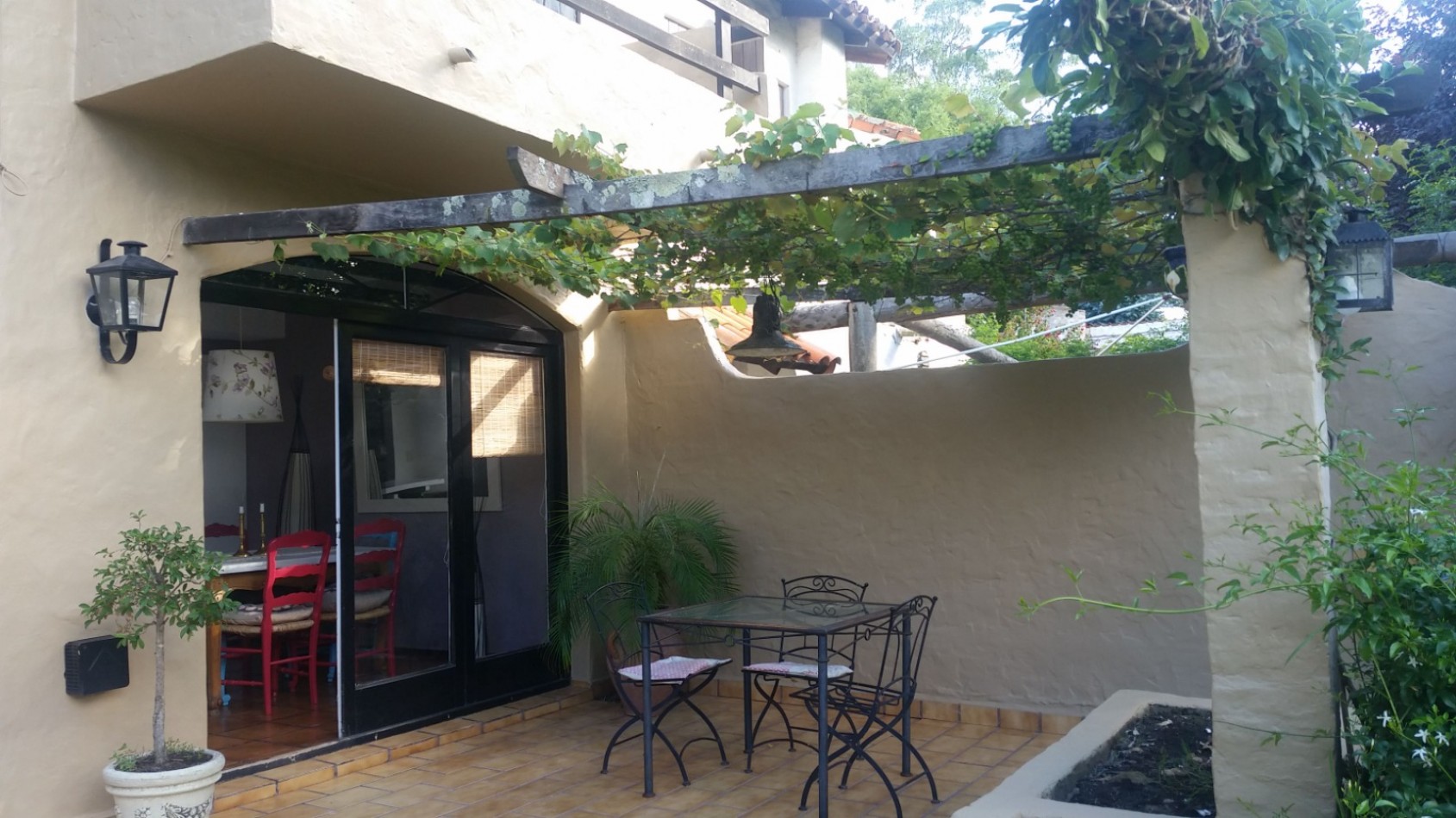 VENTA CASA EXCELENTE 4 AMB APTO CREDITO PILETA y PARQUE en BARRIO LOS TILOS.-CONSULTE