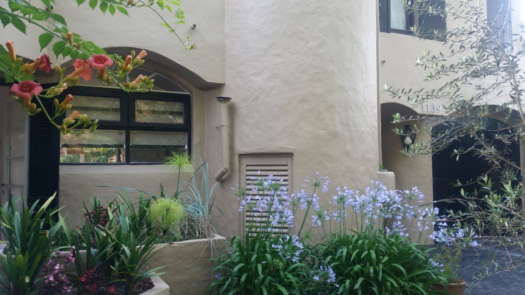 VENTA CASA EXCELENTE 4 AMB APTO CREDITO PILETA y PARQUE en BARRIO LOS TILOS.-CONSULTE