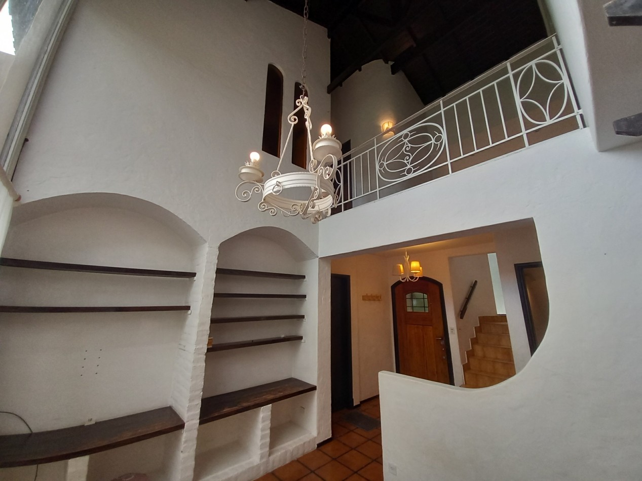 VENTA CASA EXCELENTE 4 AMB APTO CREDITO PILETA y PARQUE en BARRIO LOS TILOS.-CONSULTE