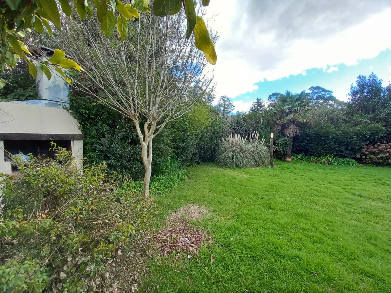 VENTA CASA EXCELENTE 4 AMB APTO CREDITO PILETA y PARQUE en BARRIO LOS TILOS.-CONSULTE