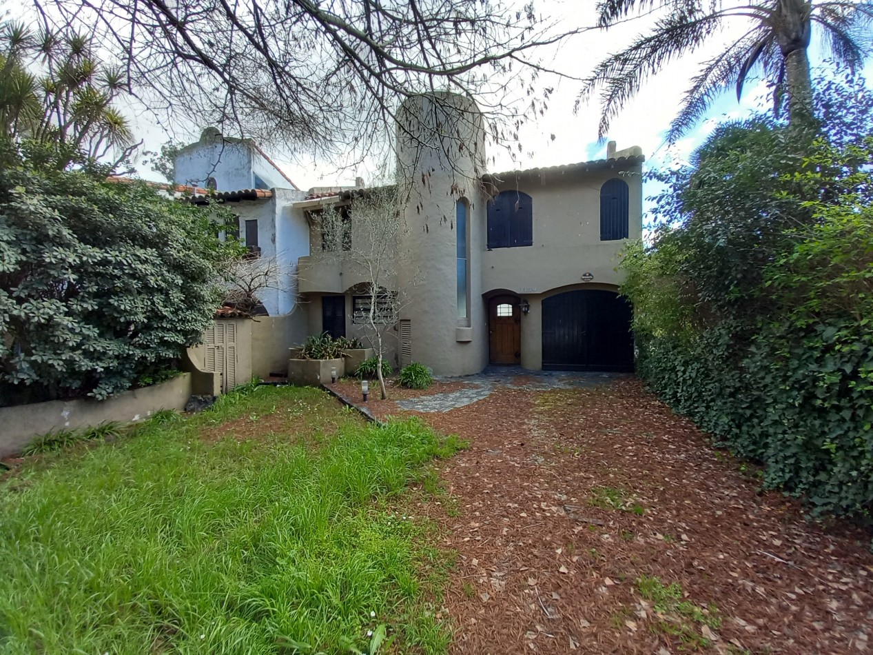 VENTA CASA EXCELENTE 4 AMB APTO CREDITO PILETA y PARQUE en BARRIO LOS TILOS.-CONSULTE