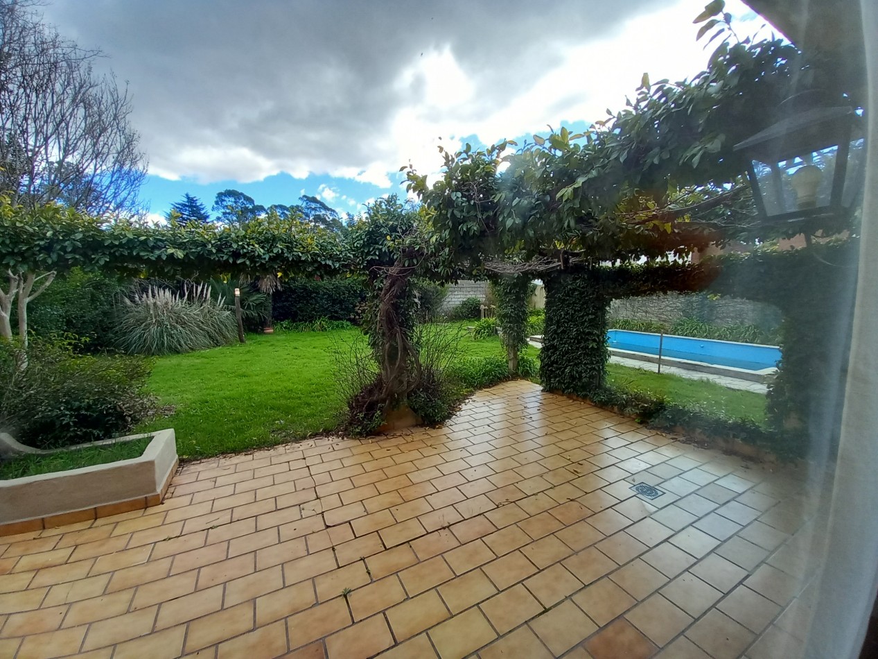 VENTA CASA EXCELENTE 4 AMB APTO CREDITO PILETA y PARQUE en BARRIO LOS TILOS.-CONSULTE