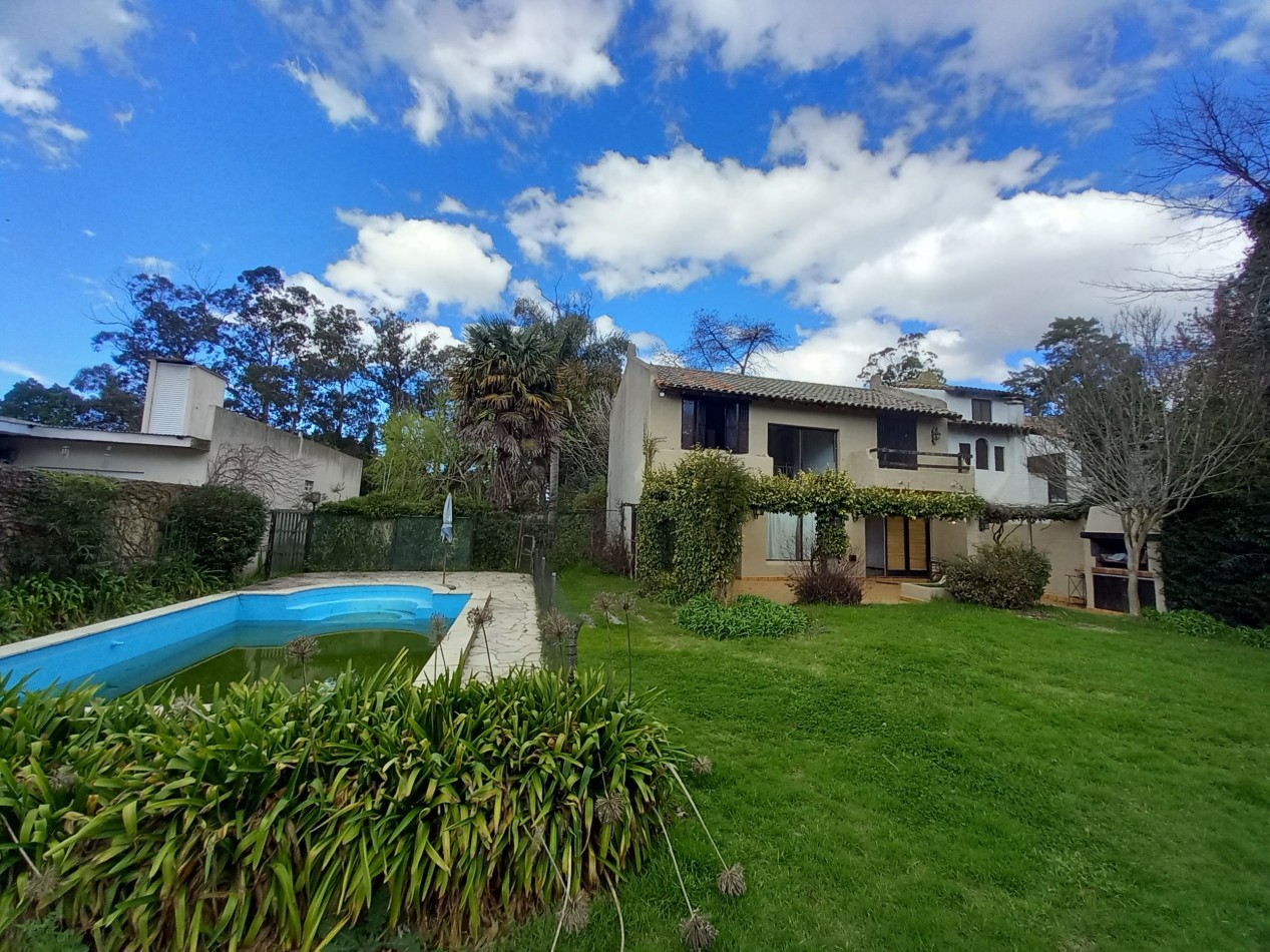 VENTA CASA EXCELENTE 4 AMB APTO CREDITO PILETA y PARQUE en BARRIO LOS TILOS.-CONSULTE