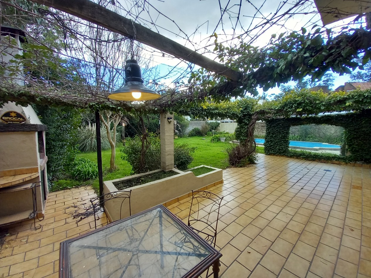 VENTA CASA EXCELENTE 4 AMB APTO CREDITO PILETA y PARQUE en BARRIO LOS TILOS.-CONSULTE