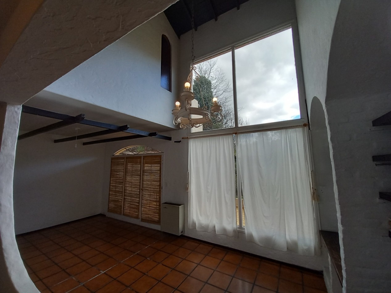 VENTA CASA EXCELENTE 4 AMB APTO CREDITO PILETA y PARQUE en BARRIO LOS TILOS.-CONSULTE