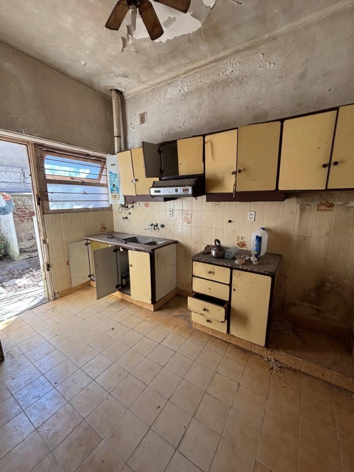 VENTA CASA A RECICLAR PATIO COCHERA LOPEZ Y PLANES 1200