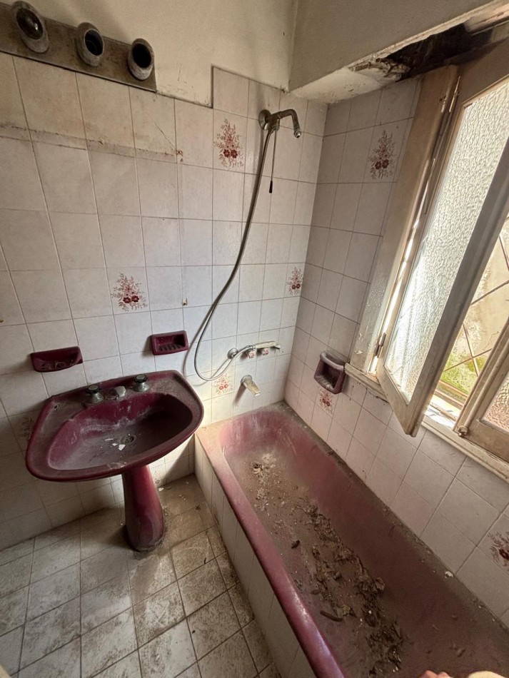 VENTA CASA A RECICLAR PATIO COCHERA LOPEZ Y PLANES 1200