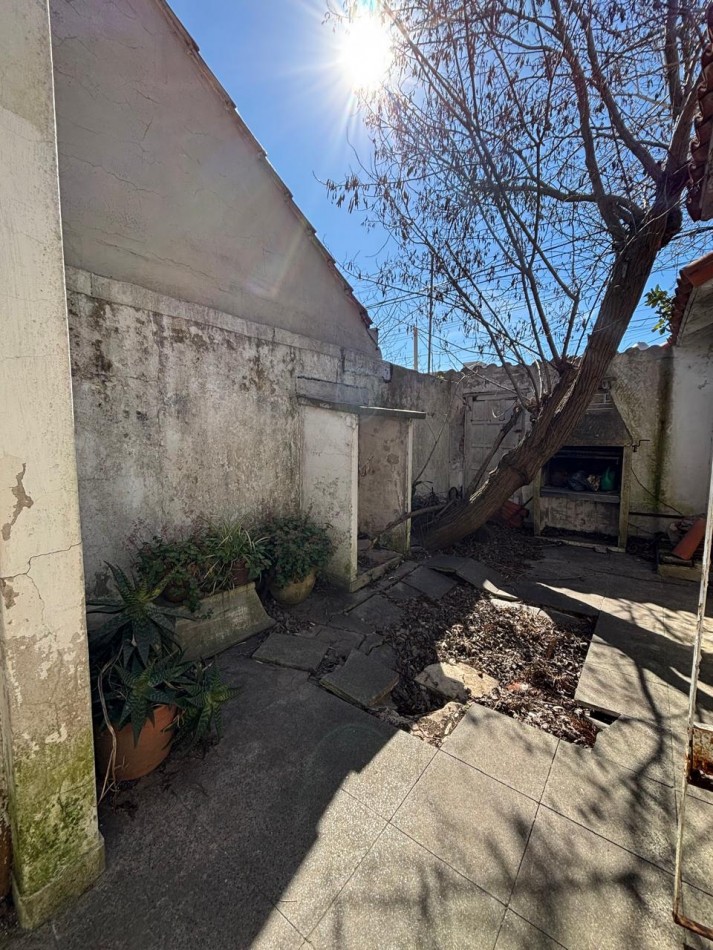 VENTA CASA A RECICLAR PATIO COCHERA LOPEZ Y PLANES 1200
