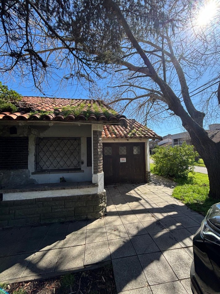 VENTA CASA A RECICLAR PATIO COCHERA LOPEZ Y PLANES 1200