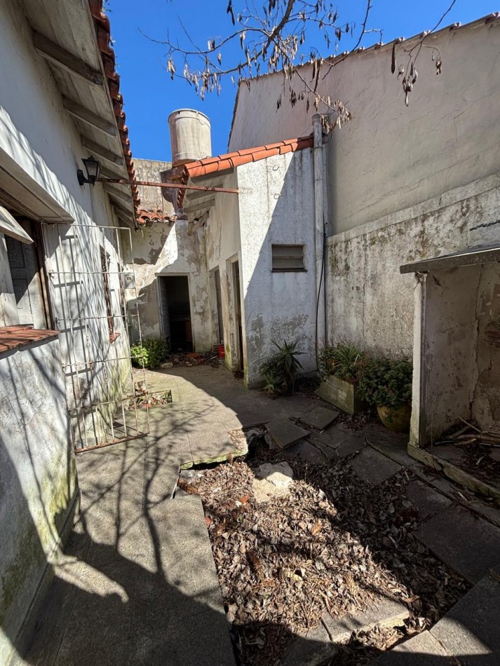 VENTA CASA A RECICLAR PATIO COCHERA LOPEZ Y PLANES 1200