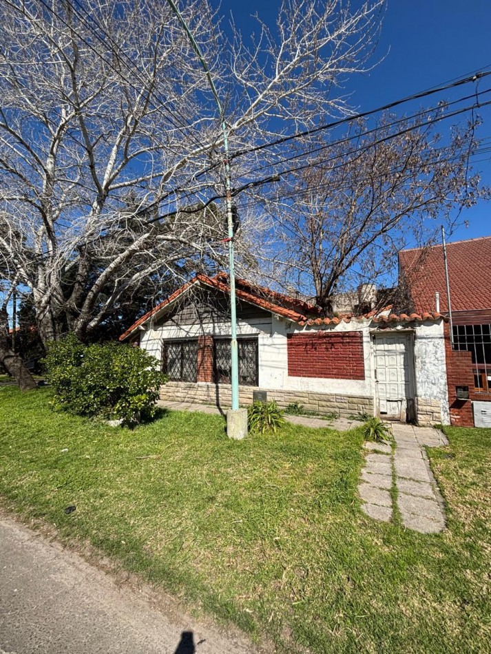 VENTA CASA A RECICLAR PATIO COCHERA LOPEZ Y PLANES 1200