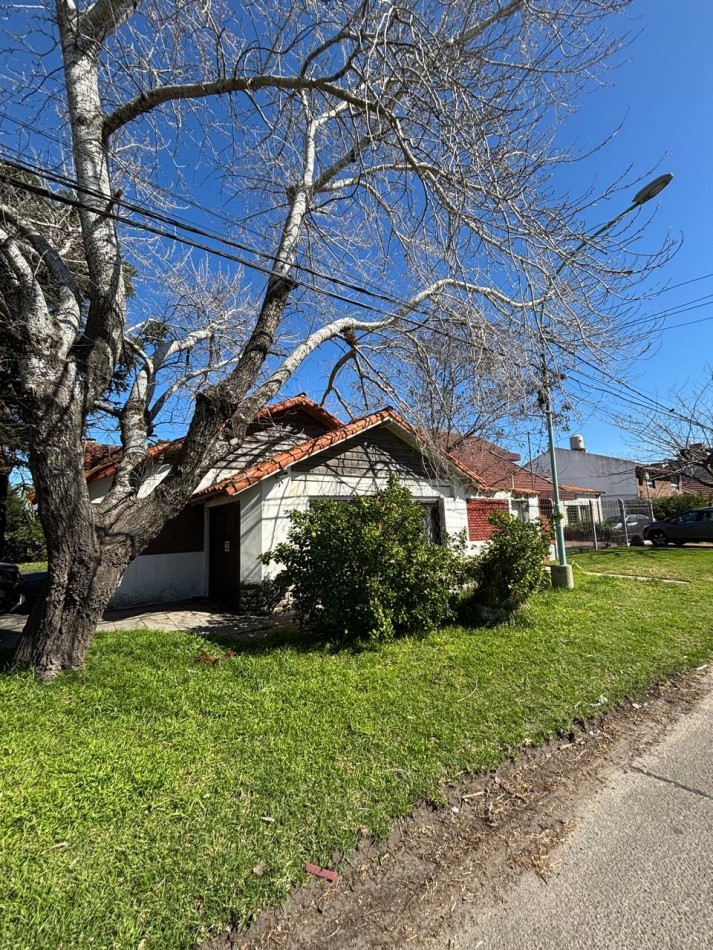 VENTA CASA A RECICLAR PATIO COCHERA LOPEZ Y PLANES 1200
