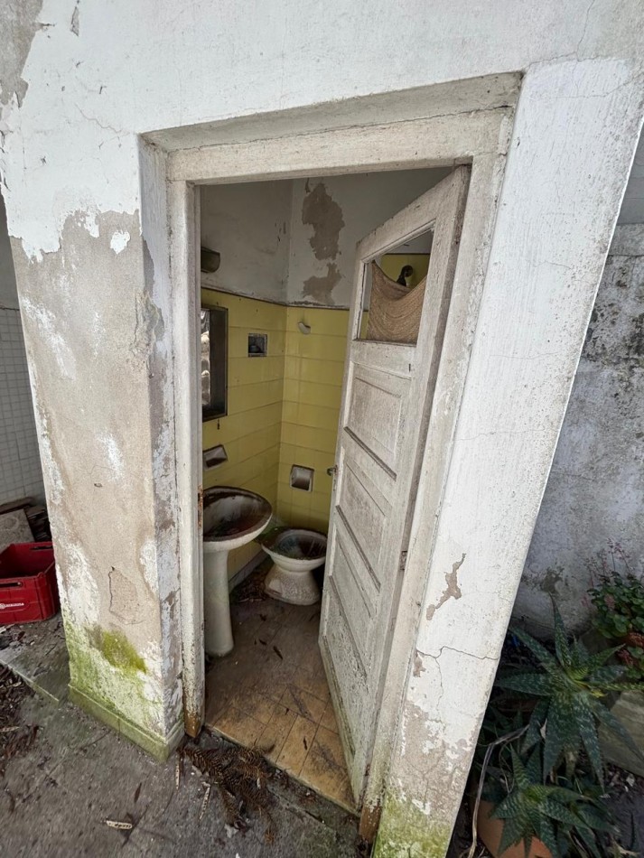 VENTA CASA A RECICLAR PATIO COCHERA LOPEZ Y PLANES 1200