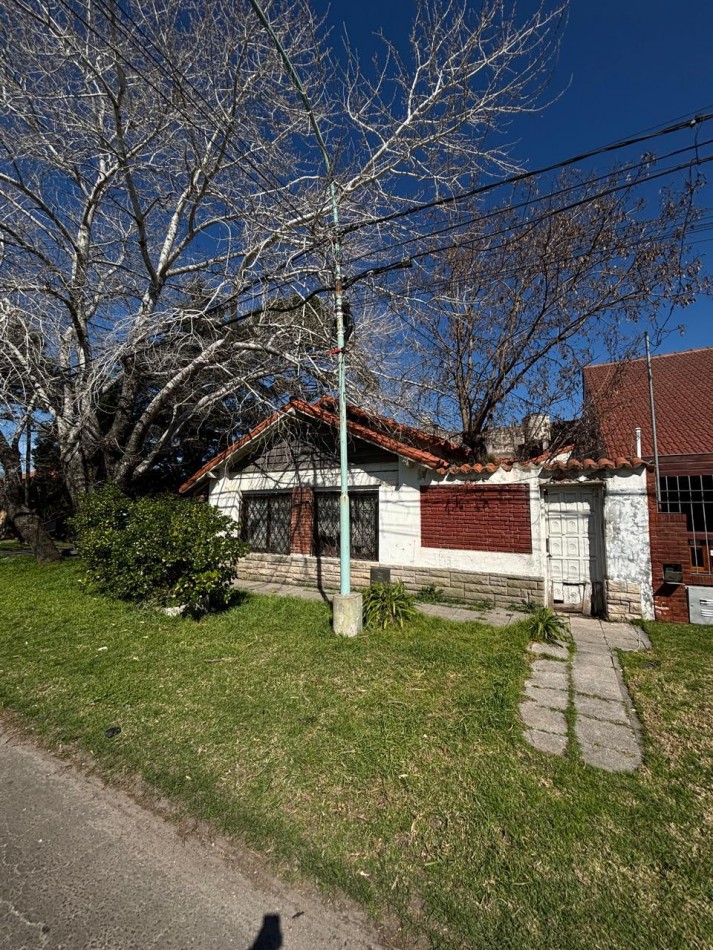 VENTA CASA A RECICLAR PATIO COCHERA LOPEZ Y PLANES 1200