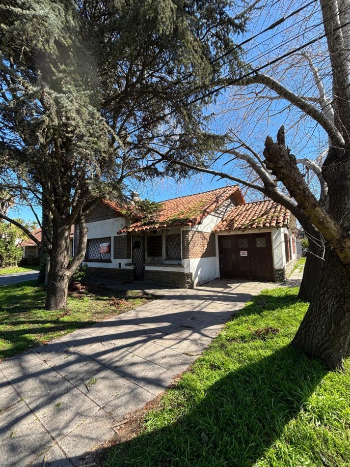 VENTA CASA A RECICLAR PATIO COCHERA LOPEZ Y PLANES 1200