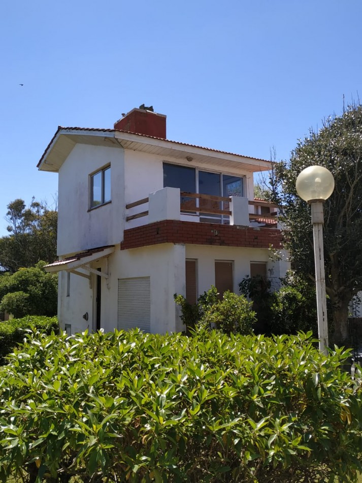 VEBTA de 2 CASAS FRENTE AL MAR BARRIO SAN JACINTO-EXCELENTE INVERSION