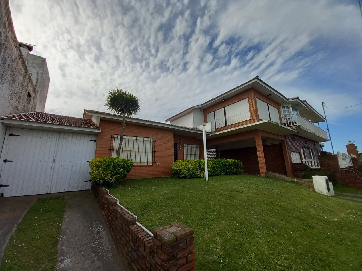 VEBTA de 2 CASAS FRENTE AL MAR BARRIO SAN JACINTO-EXCELENTE INVERSION