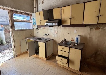 VENTA CASA A RECICLAR PATIO COCHERA LOPEZ Y PLANES 1200