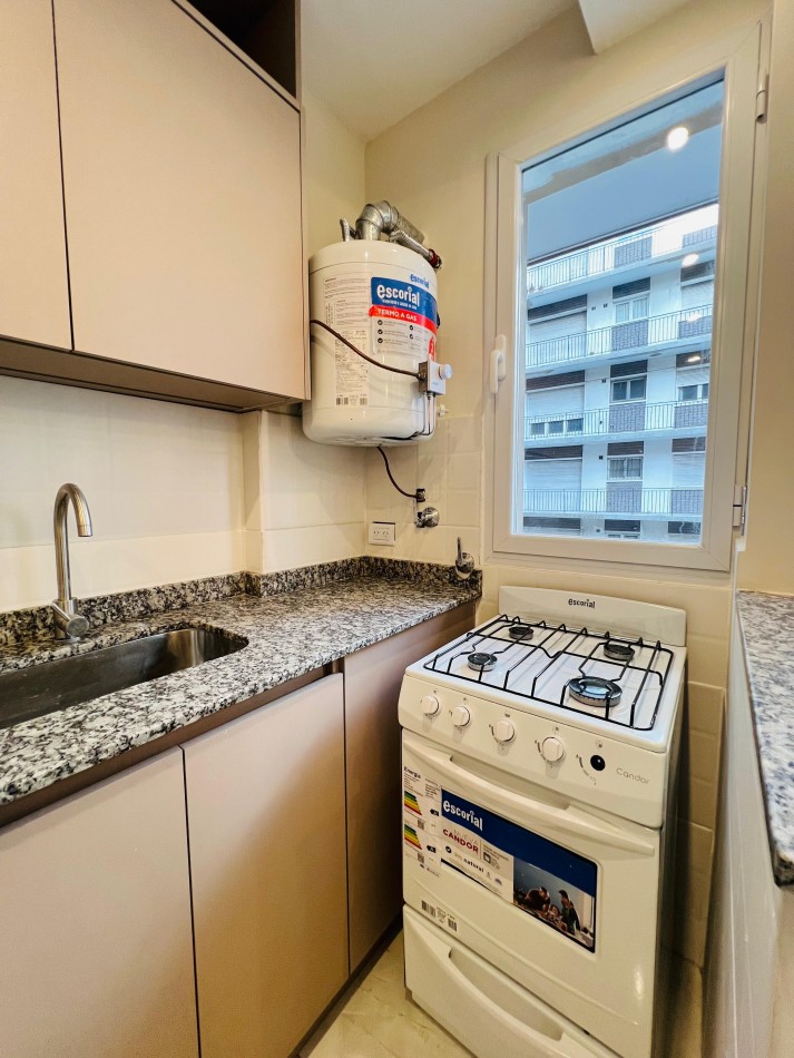 Venta departamento 2 ambientes con balcon en el centro