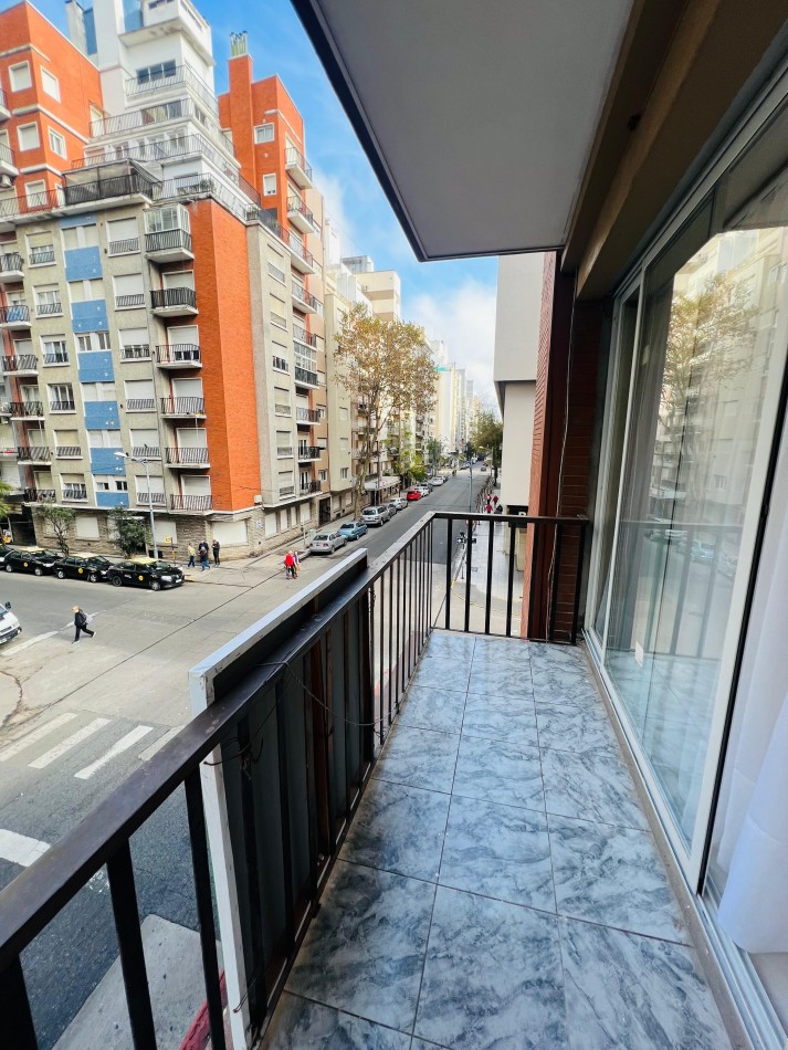 Venta departamento 2 ambientes con balcon en el centro