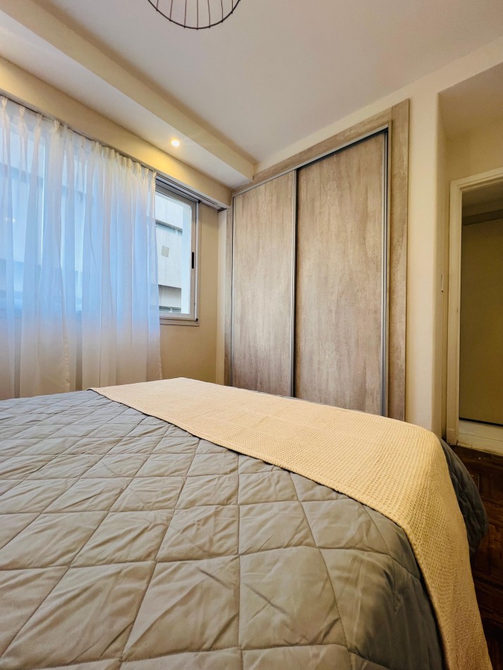 Venta departamento 2 ambientes con balcon en el centro