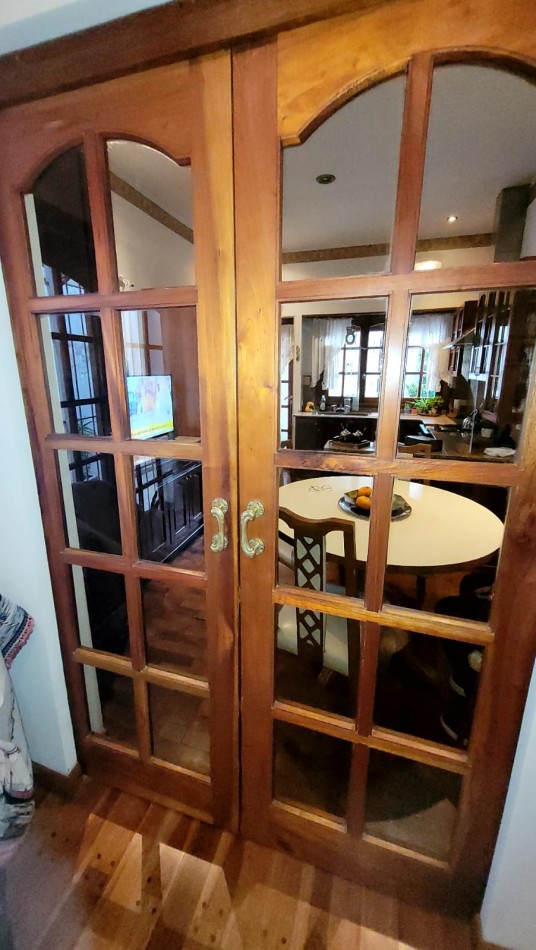  Casa de 5 Amb. con Quincho, Parque y Depto Independiente Sobre Av Paso