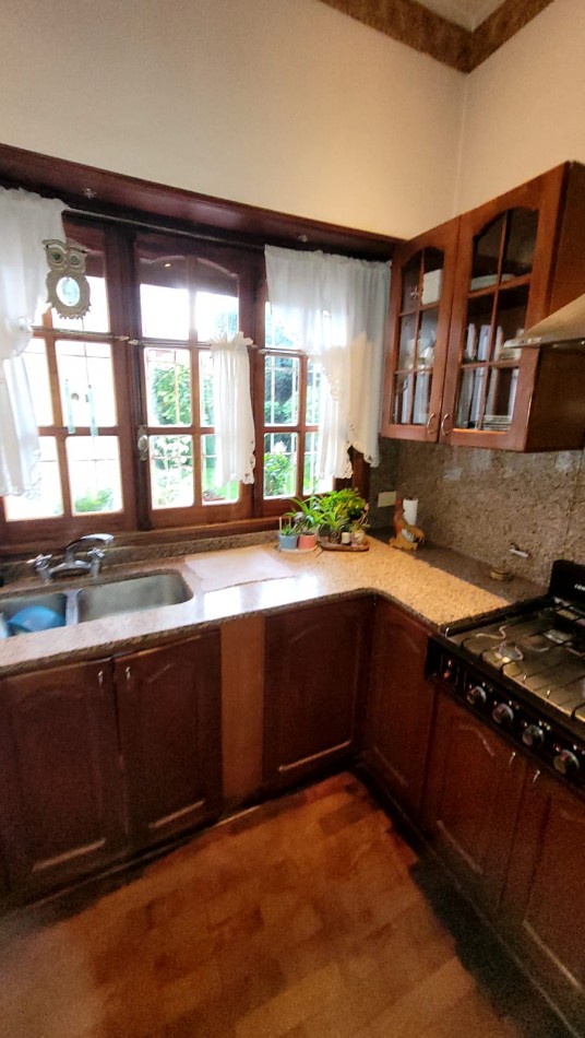  Casa de 5 Amb. con Quincho, Parque y Depto Independiente Sobre Av Paso