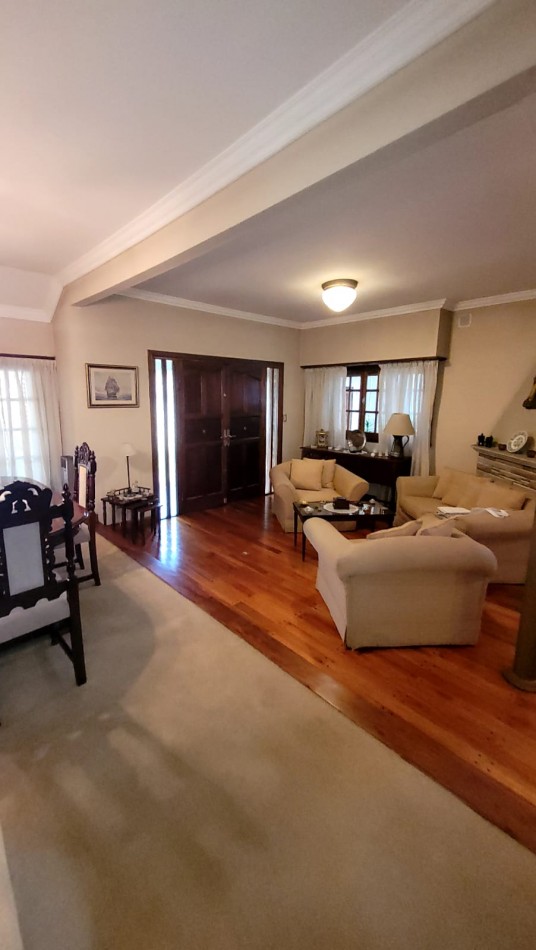  Casa de 5 Amb. con Quincho, Parque y Depto Independiente Sobre Av Paso