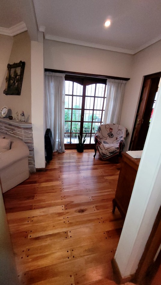  Casa de 5 Amb. con Quincho, Parque y Depto Independiente Sobre Av Paso