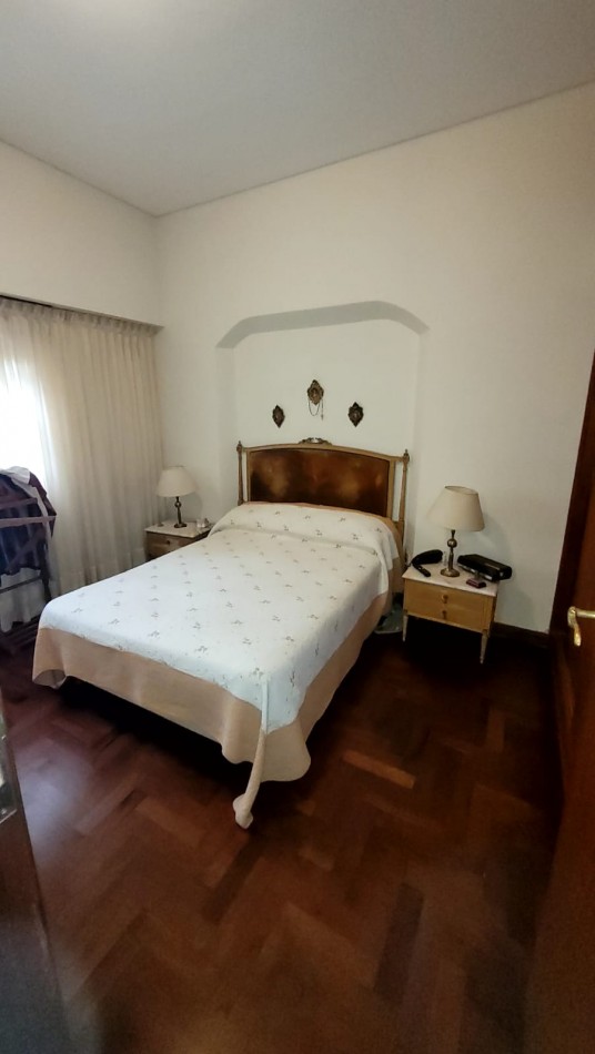  Casa de 5 Amb. con Quincho, Parque y Depto Independiente Sobre Av Paso