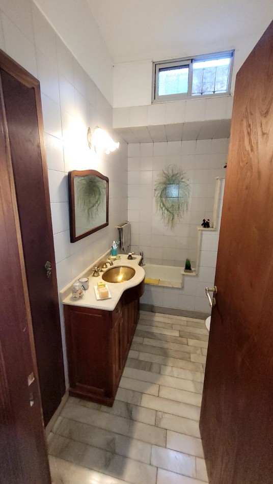  Casa de 5 Amb. con Quincho, Parque y Depto Independiente Sobre Av Paso