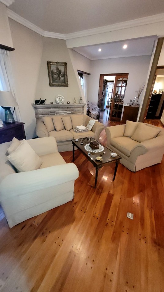  Casa de 5 Amb. con Quincho, Parque y Depto Independiente Sobre Av Paso