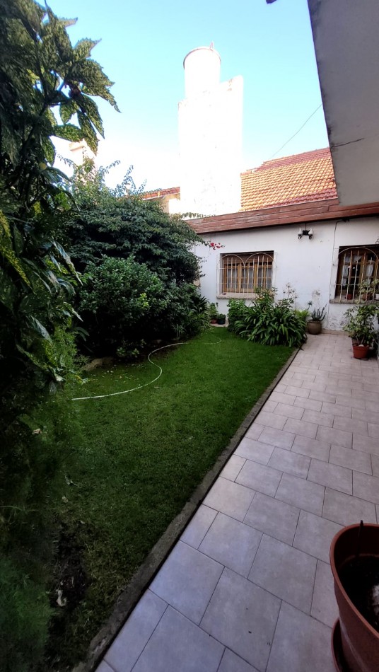  Casa de 5 Amb. con Quincho, Parque y Depto Independiente Sobre Av Paso