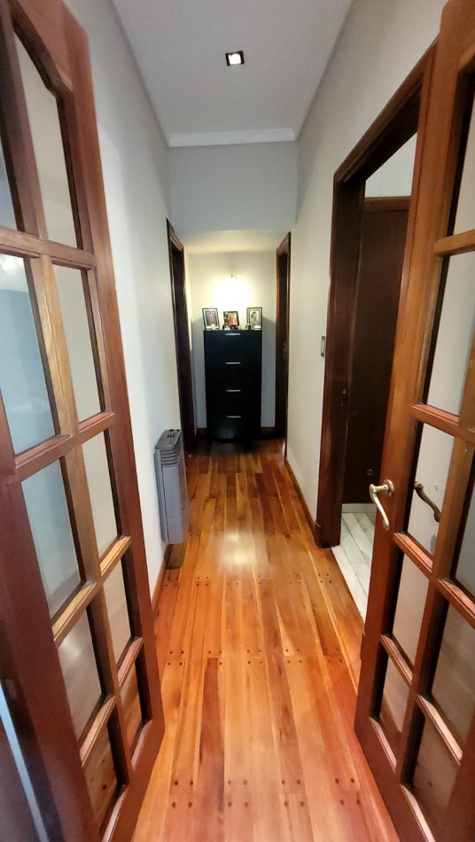  Casa de 5 Amb. con Quincho, Parque y Depto Independiente Sobre Av Paso