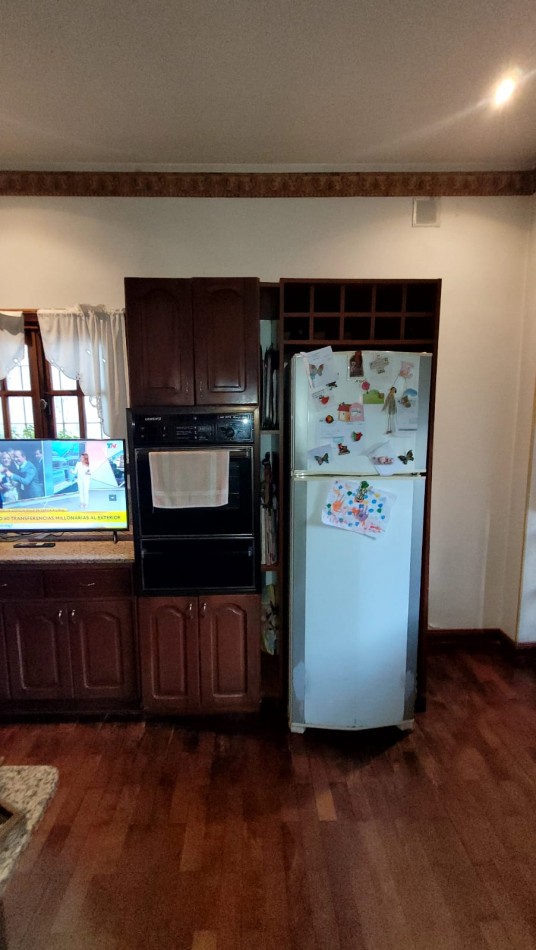  Casa de 5 Amb. con Quincho, Parque y Depto Independiente Sobre Av Paso