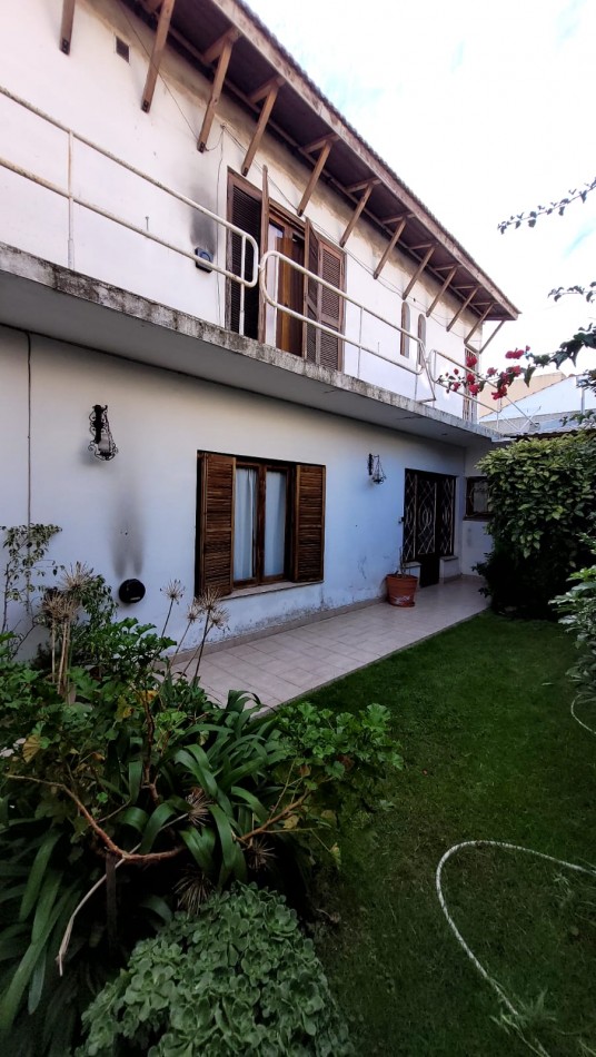  Casa de 5 Amb. con Quincho, Parque y Depto Independiente Sobre Av Paso