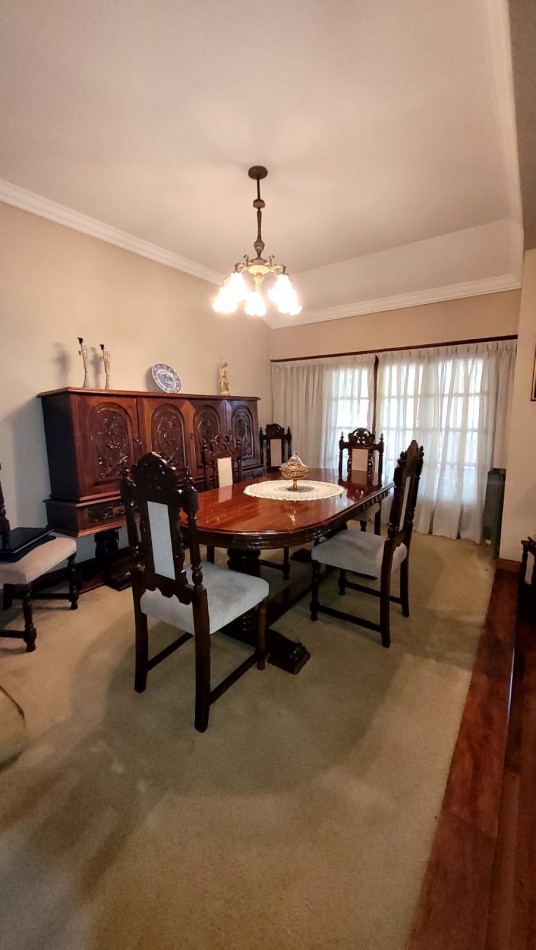  Casa de 5 Amb. con Quincho, Parque y Depto Independiente Sobre Av Paso