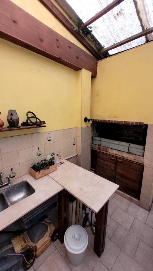  Casa de 5 Amb. con Quincho, Parque y Depto Independiente Sobre Av Paso