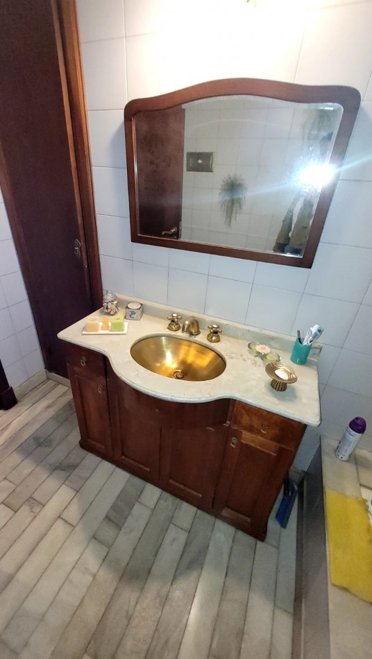  Casa de 5 Amb. con Quincho, Parque y Depto Independiente Sobre Av Paso