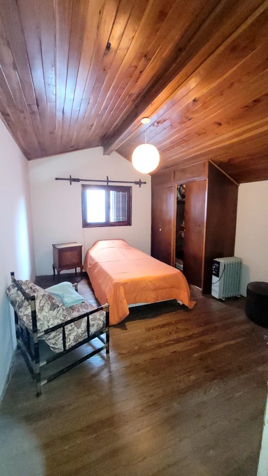  Casa de 5 Amb. con Quincho, Parque y Depto Independiente Sobre Av Paso